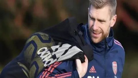 梅西父亲确认巴塞罗那留人：梅西转投曼城几率仅15%